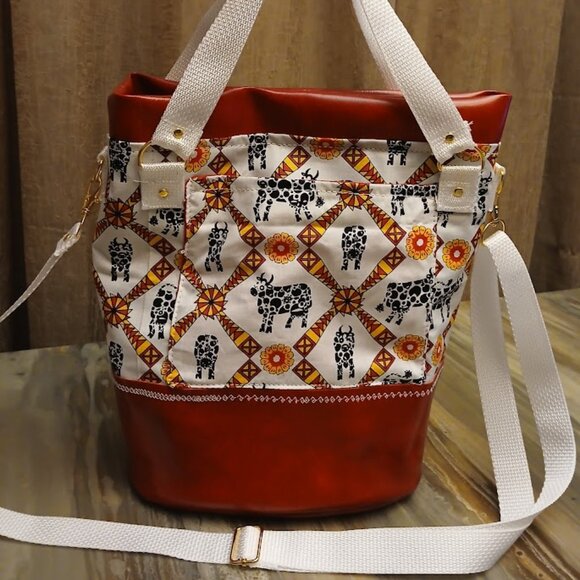 New Bucket Saddle Bag Purse Tote Red White Cow Bulls Southwestern print Pleather - Picture 1 of 6